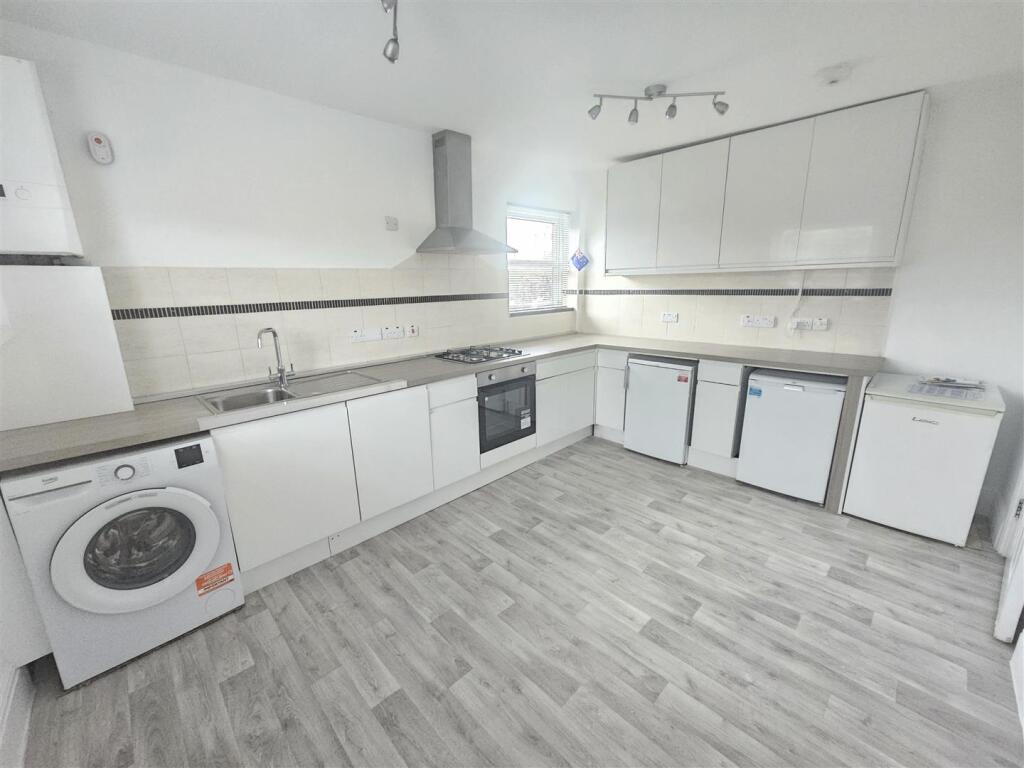Apartment in Kingston upon Thames - View 3