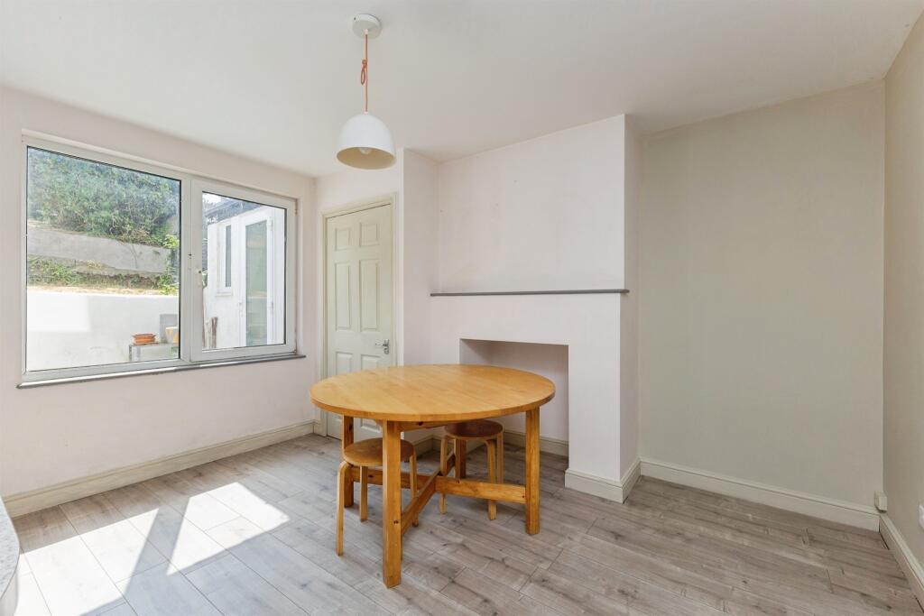 House in Paignton, St Michaels - More