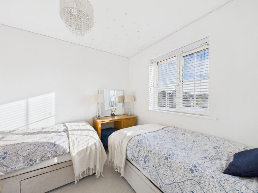 Park Farm Close, Horsham image 4