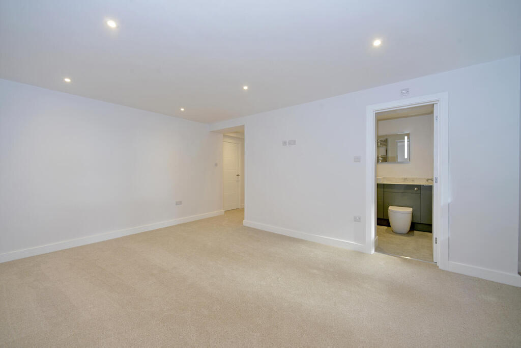 Apartment in Waverley, Farncombe, Godalming - More