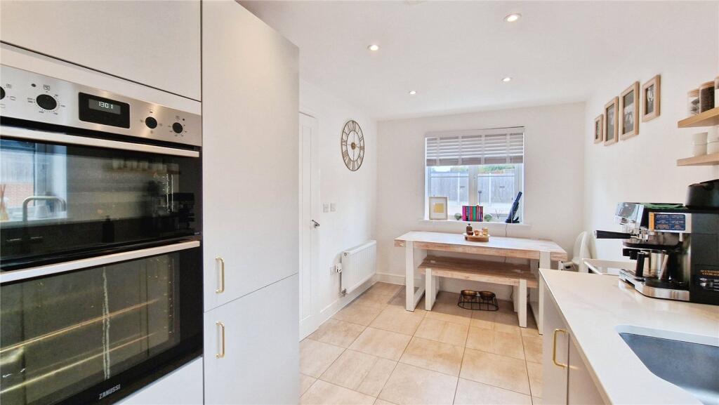 House in Binfield, Bracknell Forest - View 4