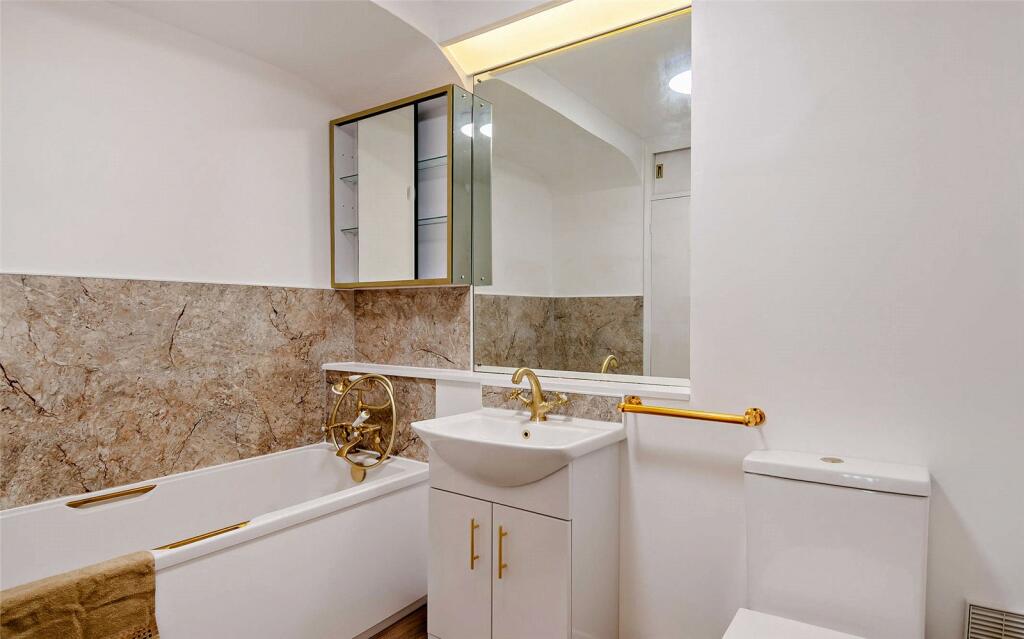 Apartment in Cambridge, Cambridgeshire - View 5