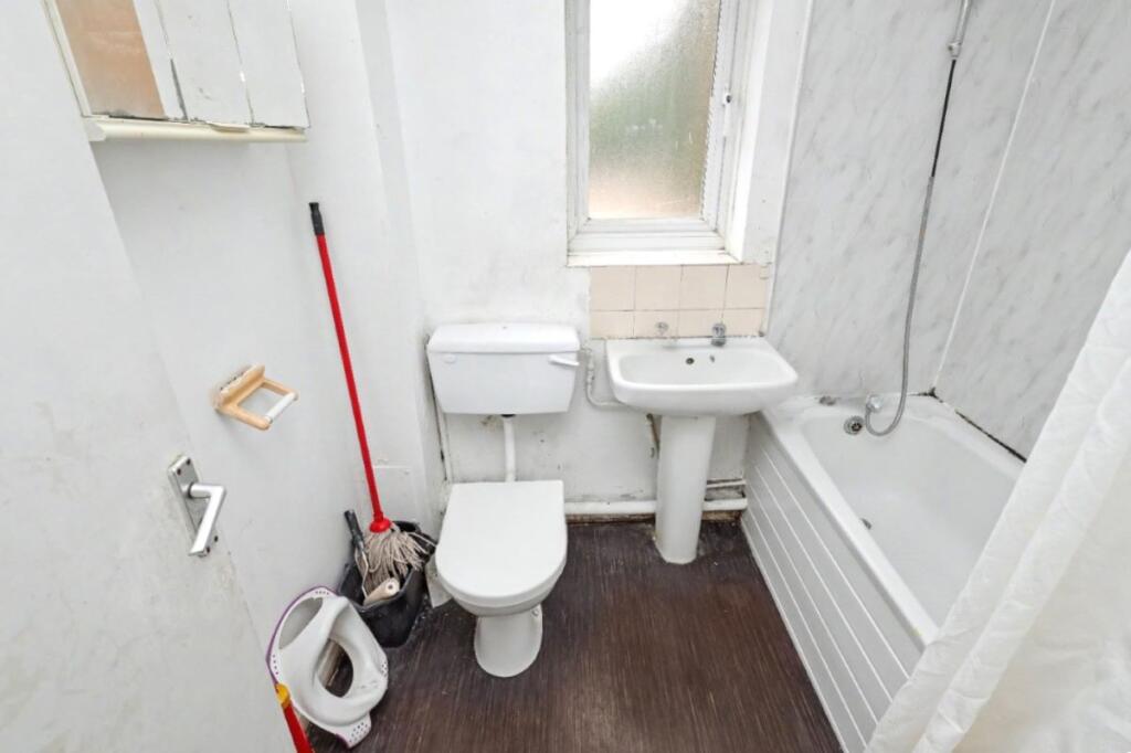 Apartment in Ilford - View 4