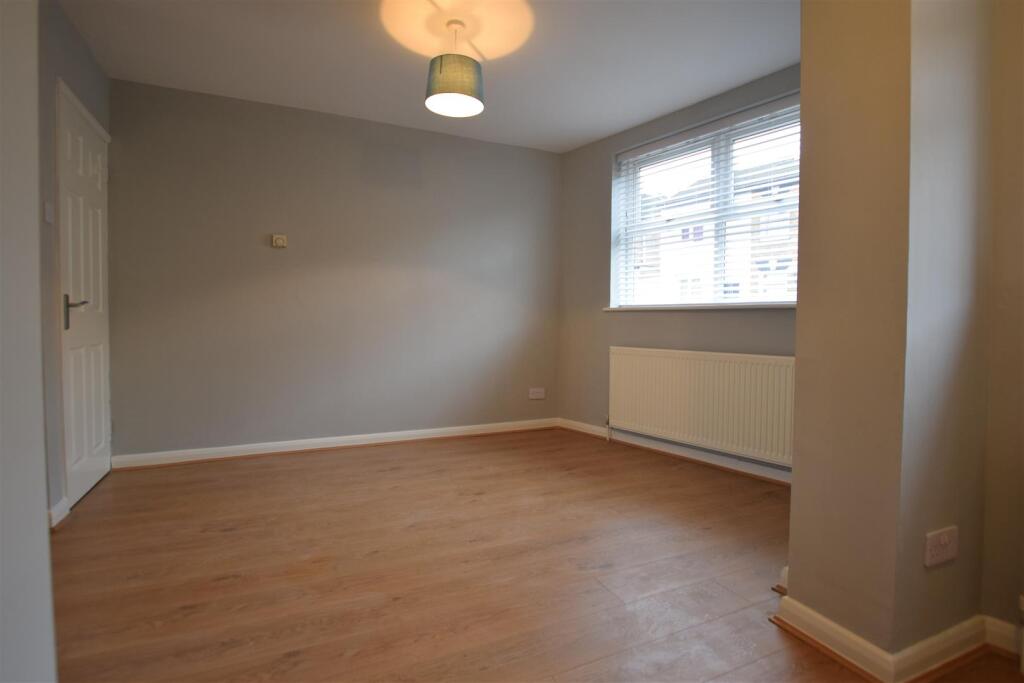 Apartment in Watford, North Watford - View 3