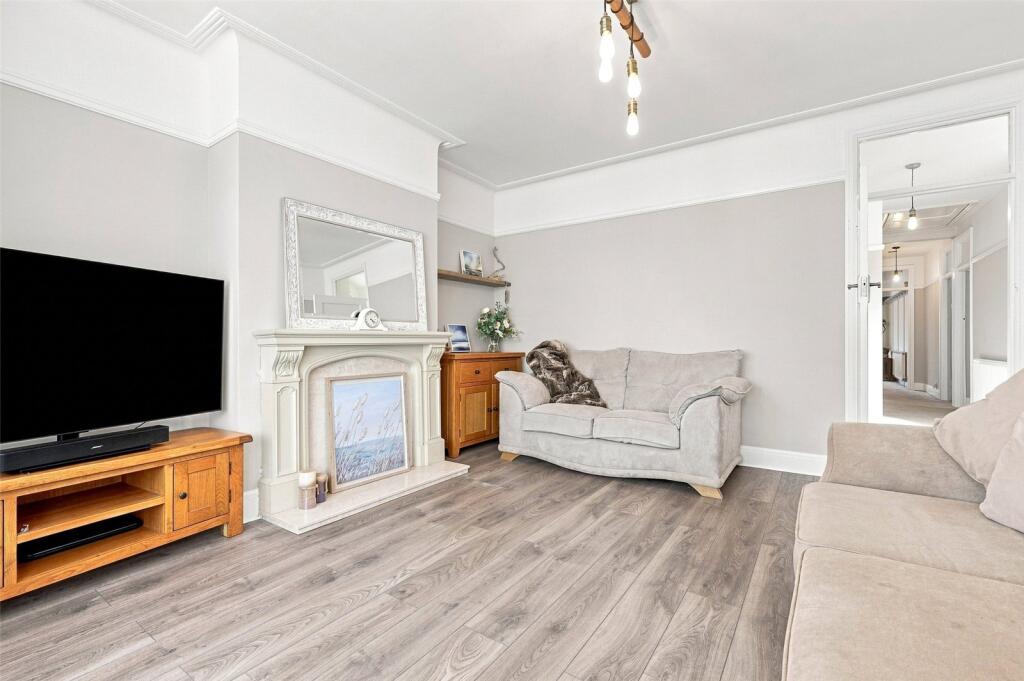 House in Southend-on-Sea - More