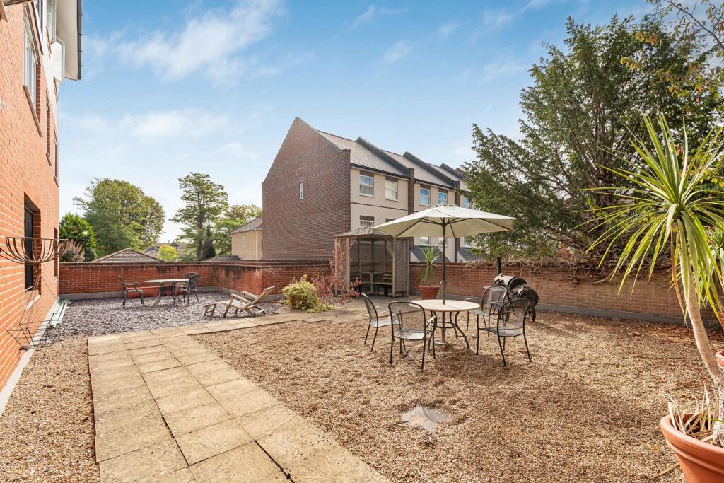 Apartment in Woking, Surrey - View 5