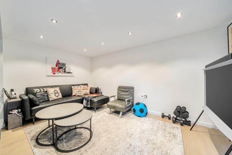 House in Kingston upon Thames - More