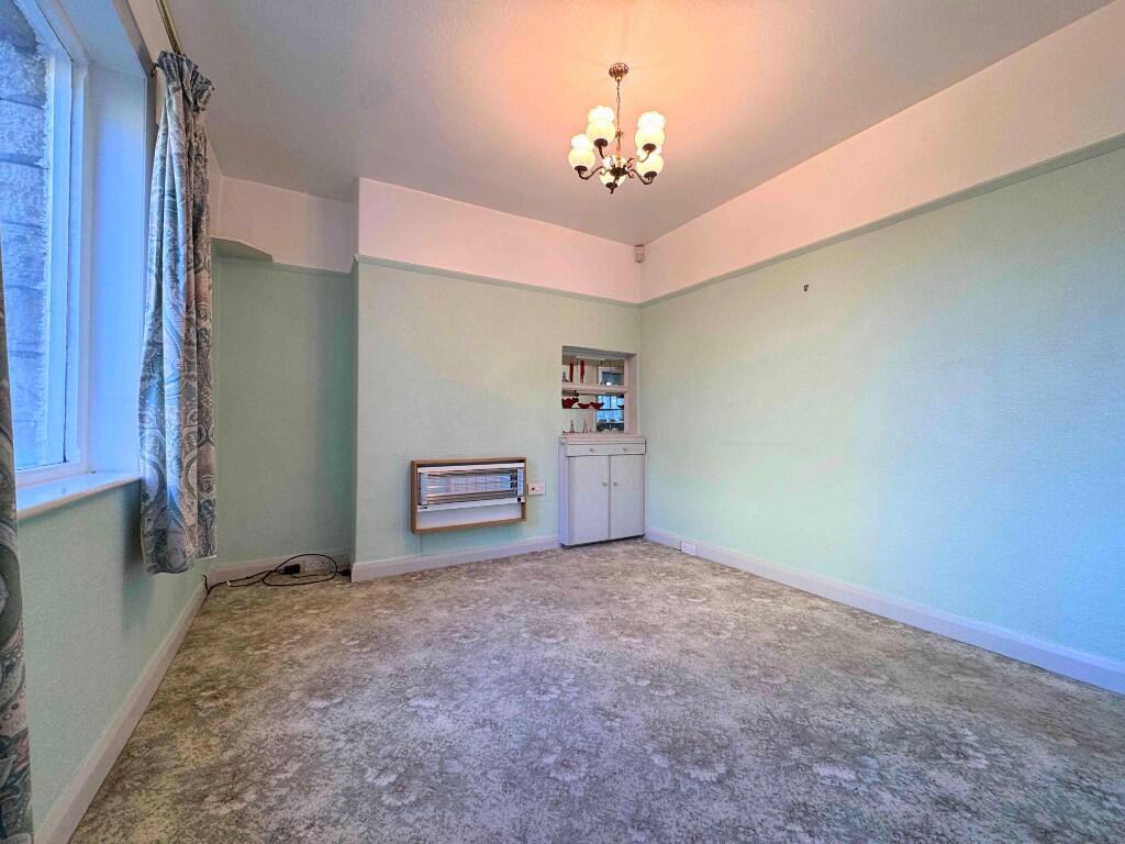 1 Brooklands Avenue, Holywell Green, HX4 9AA photo 4