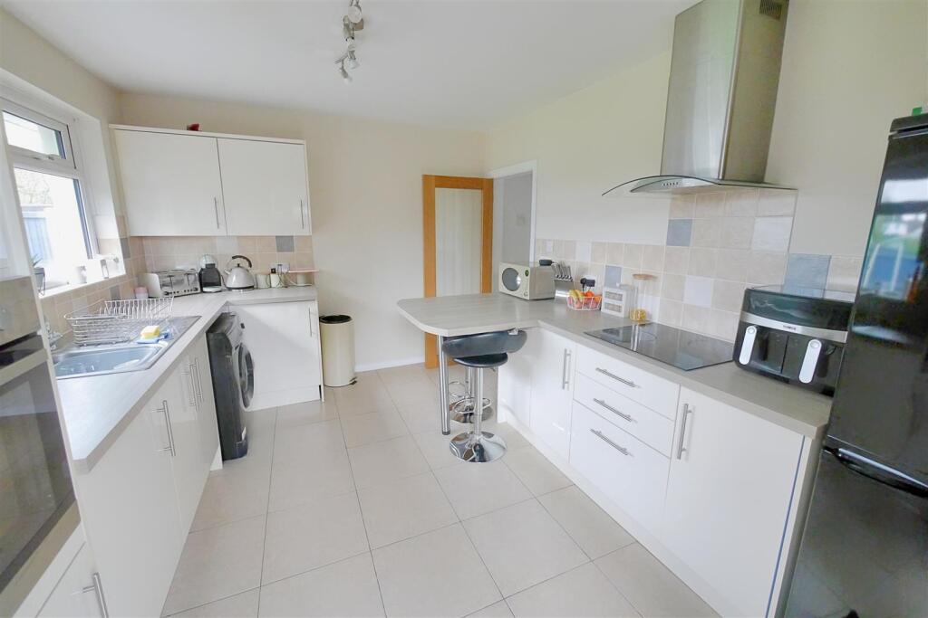 Manor Way, Lancing photo 5