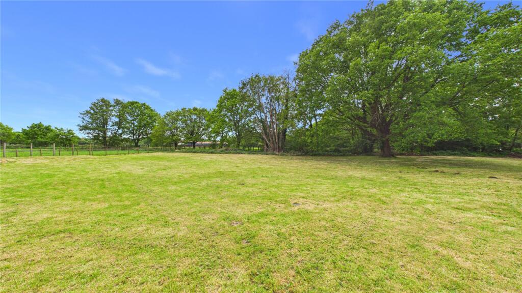 Philpot Lane, Chobham, Woking, Surrey, GU24 photo 2
