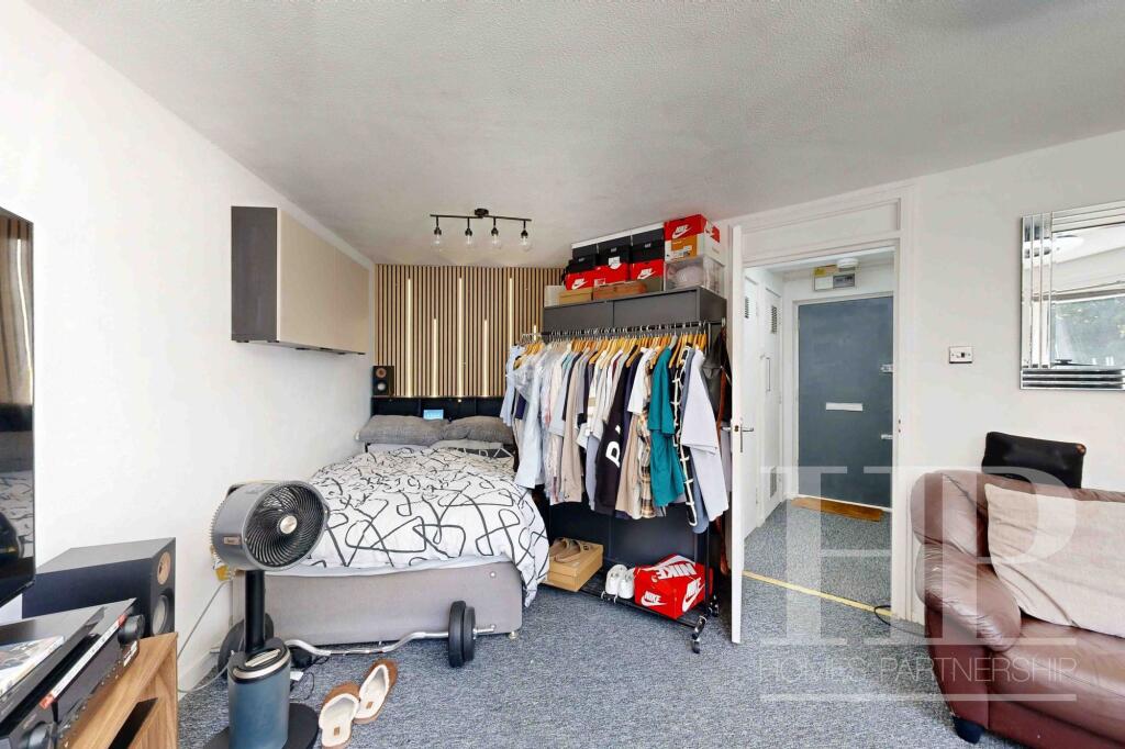 Apartment in Crawley, West Sussex - View 4