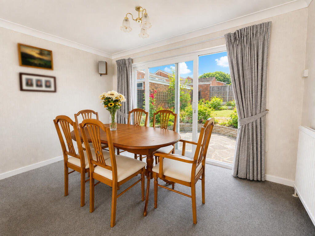 House in Rochford, Ashingdon - More