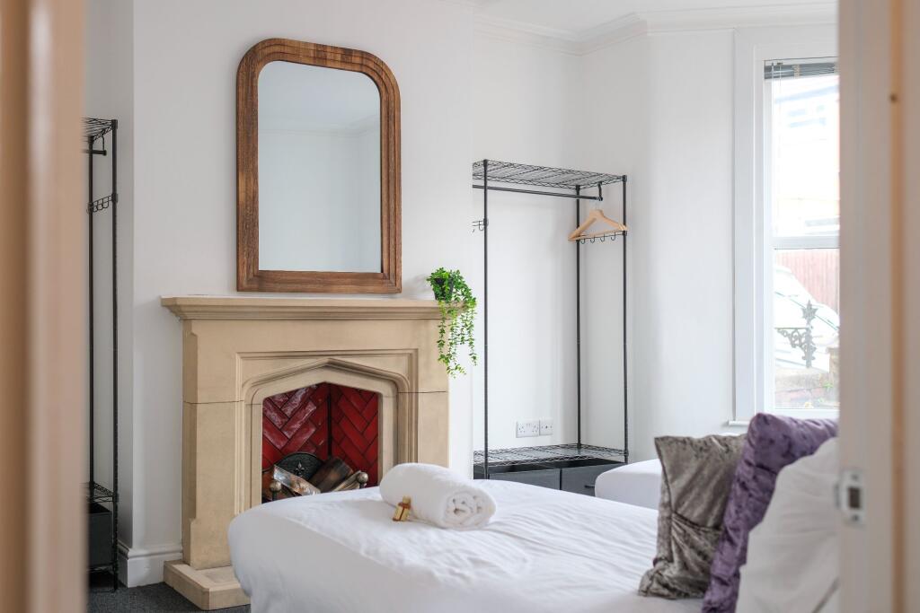 5 bedroom semi-detached house for rent