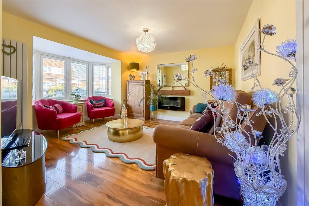 Bridle Close, St. Albans, Hertfordshire, AL3 photo 2
