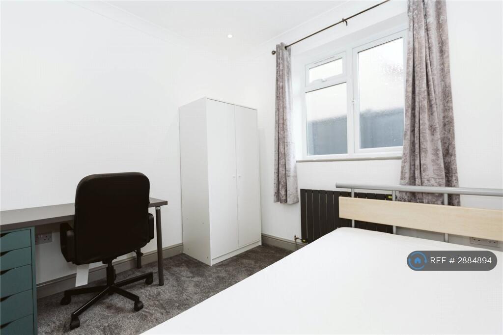 6 bedroom semi-detached house for rent