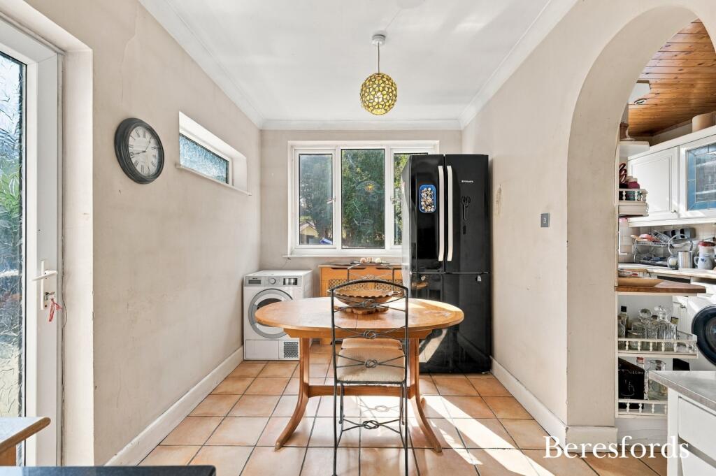 House in London, Upminster Bridge, Upminster - View 5