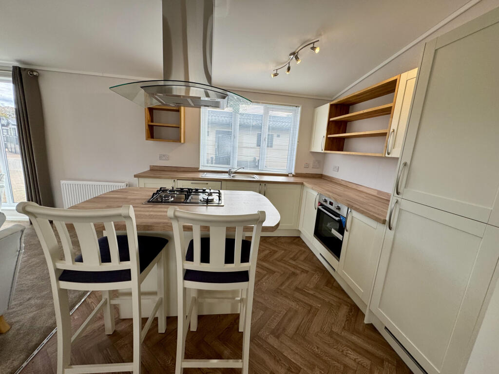 2-bed caravan on Staines-upon-Thames, Surrey, TW18, £325,000