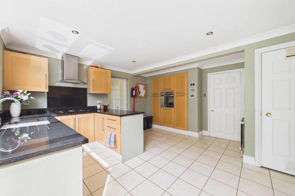 House in Burghfield Common, Burghfield - View 4