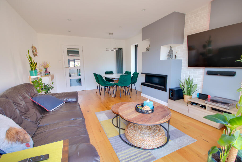 Poets Estate! Summer House & Garage! Gorgeous Garden! photo 4