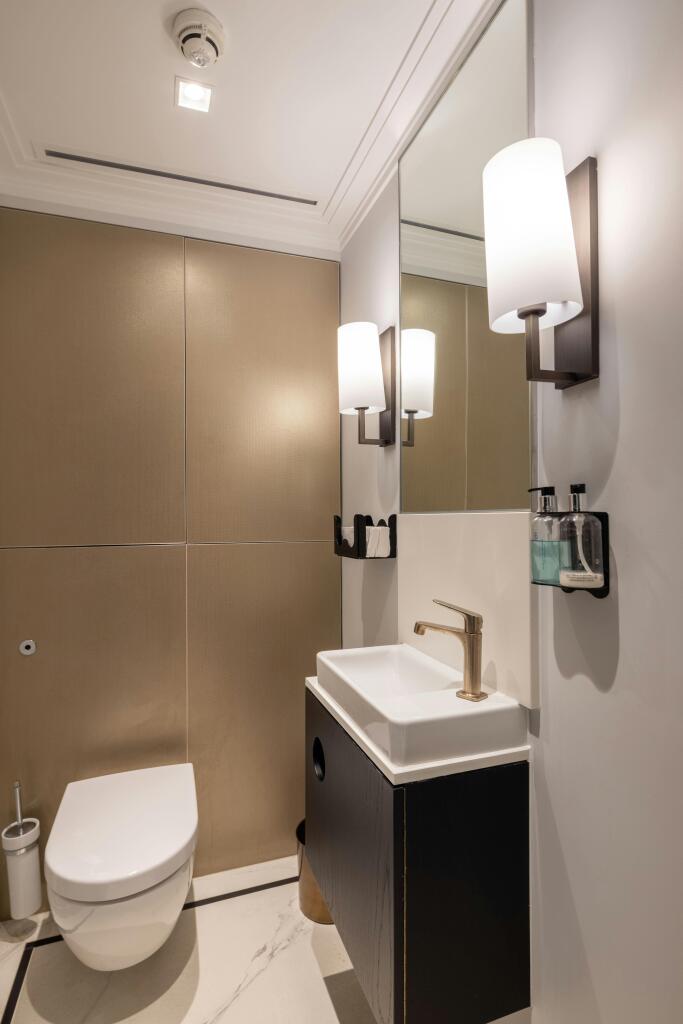 60 Lombard Street - WC's