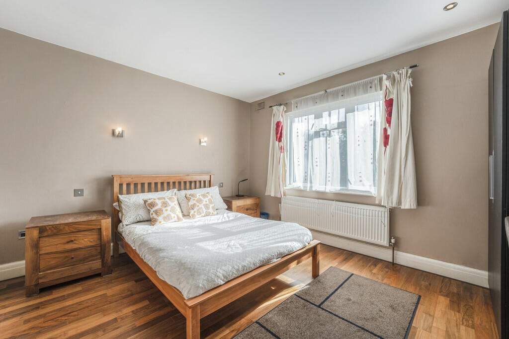 3-bed apartment on Great West Road, Isleworth, £395,000