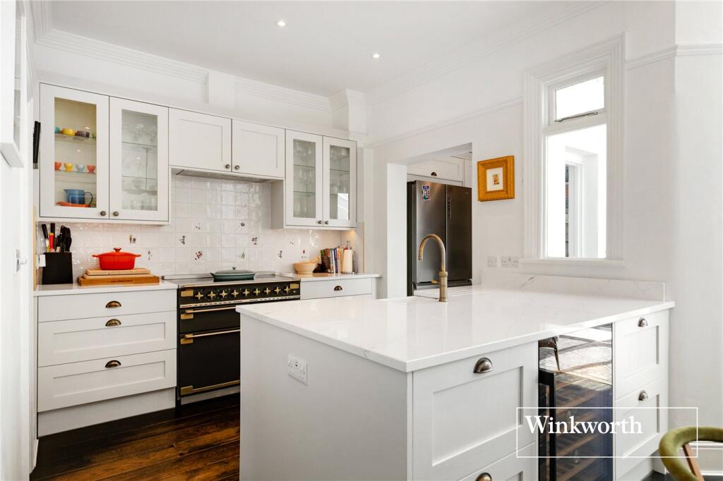 House in London, Fallow Corner - View 5