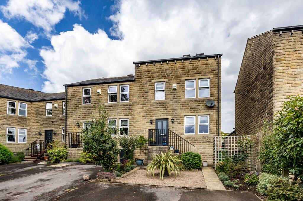 3-bed terraced on Broadfield Park, Holmfirth, HD9, £300,000