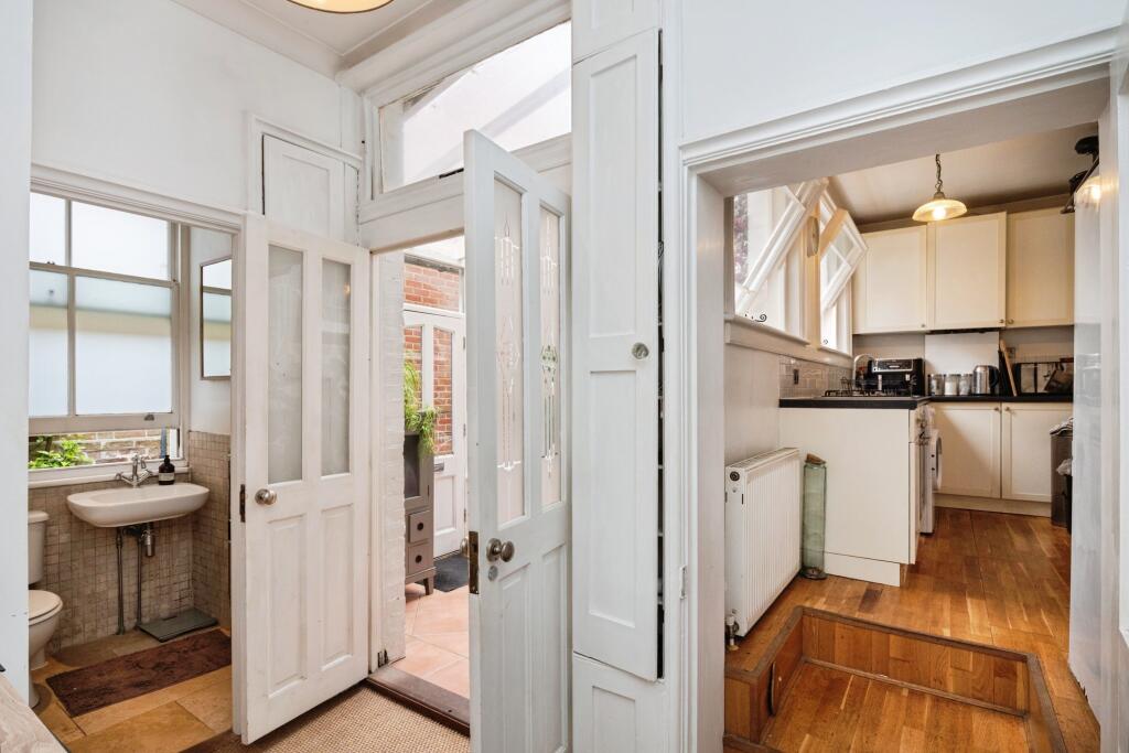 Apartment in Tunbridge Wells, Kent - More