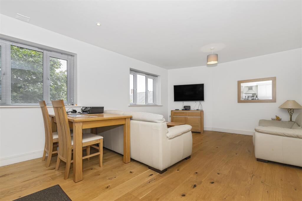 Cherry Tree Court, Oldland Common photo 4