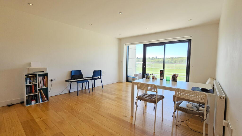 Apartment in Newbury, Greenham - View 5
