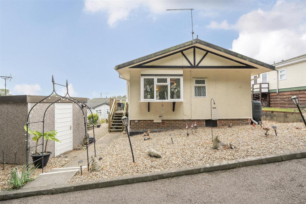 2-bed caravan on Lower Road, East Farleigh, £200,000