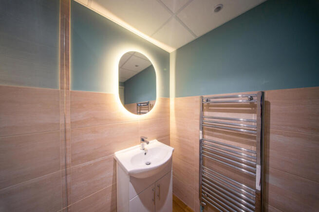 Modern Shared Amenities (Shower Room)