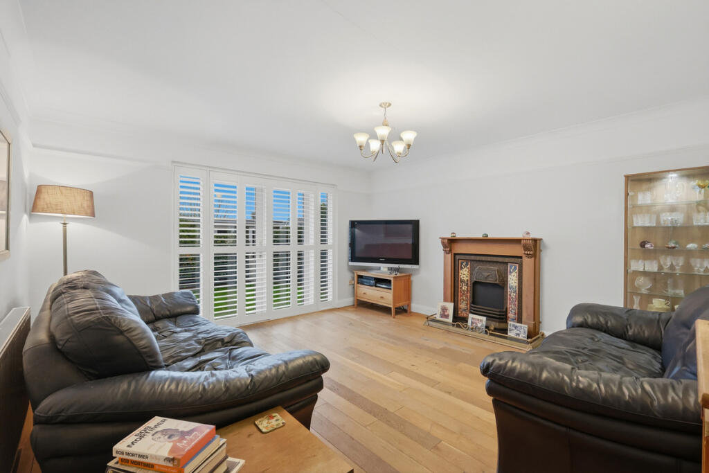Chesterfield Avenue, Benfleet photo 3