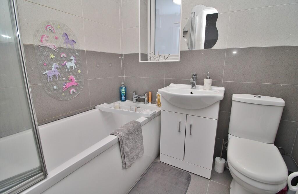 Barncroft Way, Leigh Park, Havant photo 4