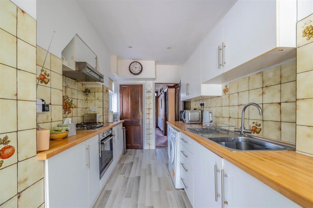House in Rochford - More