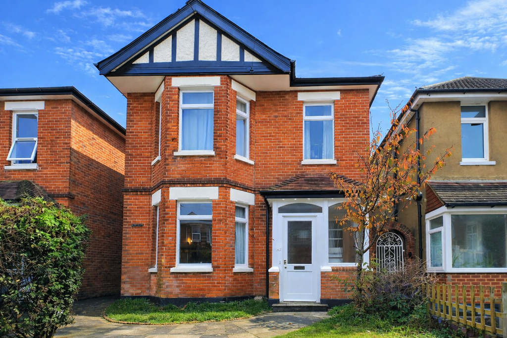 Main image of property: STUDENT ACCOMODATION| 4 DOUBLE BEDROOMS| FURNISHED| PRIVATE GARDEN| 50 WEEK TENANCY