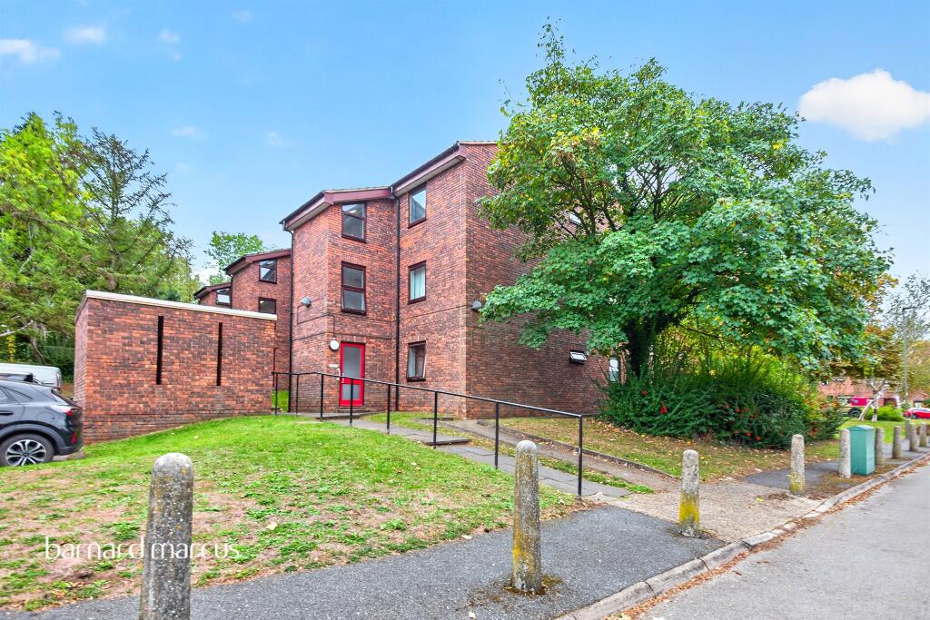 1-bed flat on Springfield Close, London, £300,000