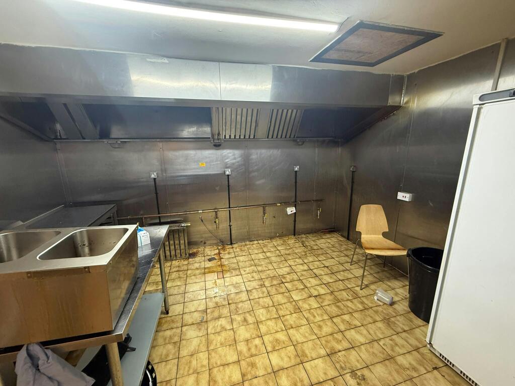 Kitchen 2.jpeg