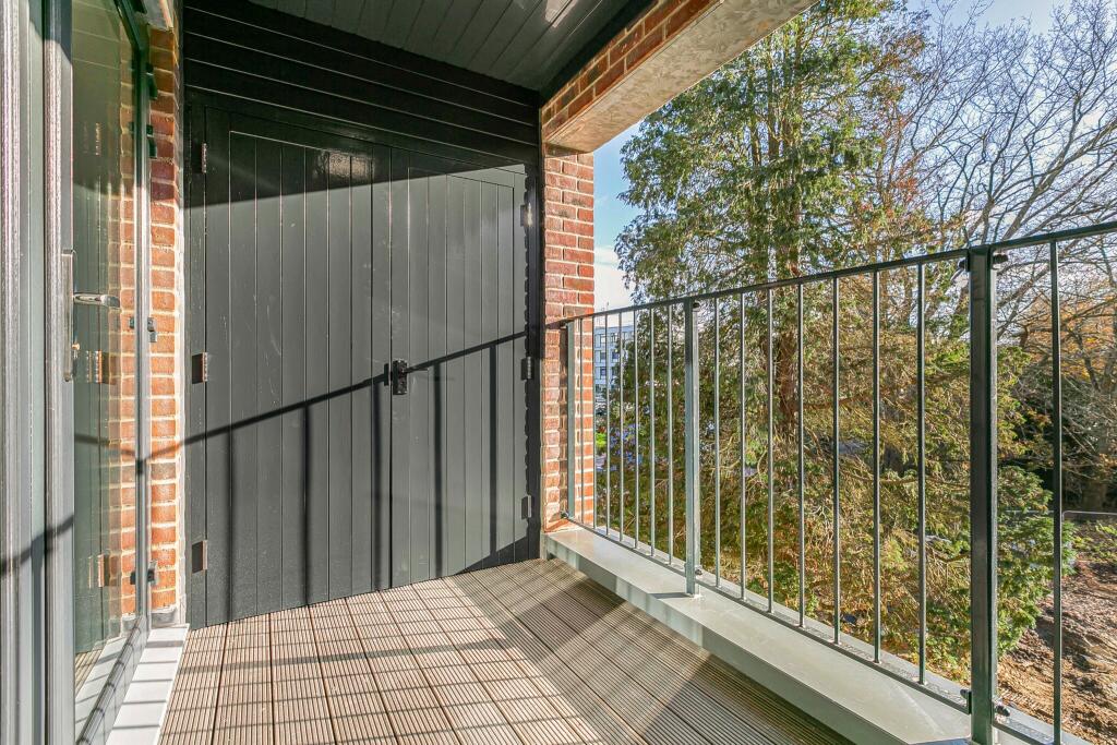 Apartment in Runnymede, Surrey - View 5