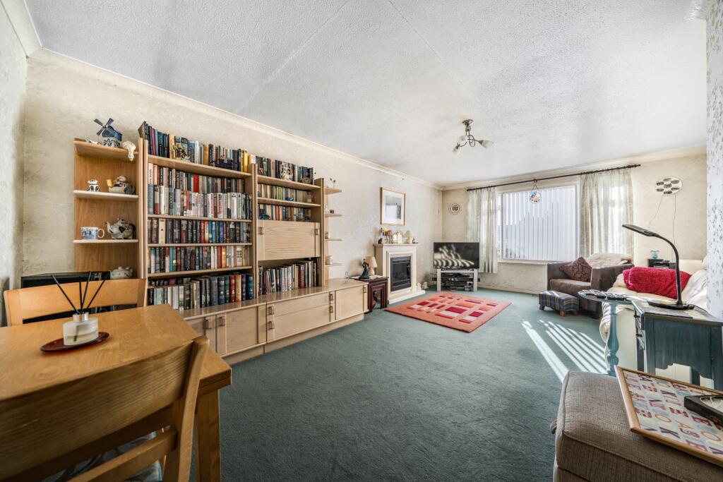 House in West Oxfordshire, Carterton - More