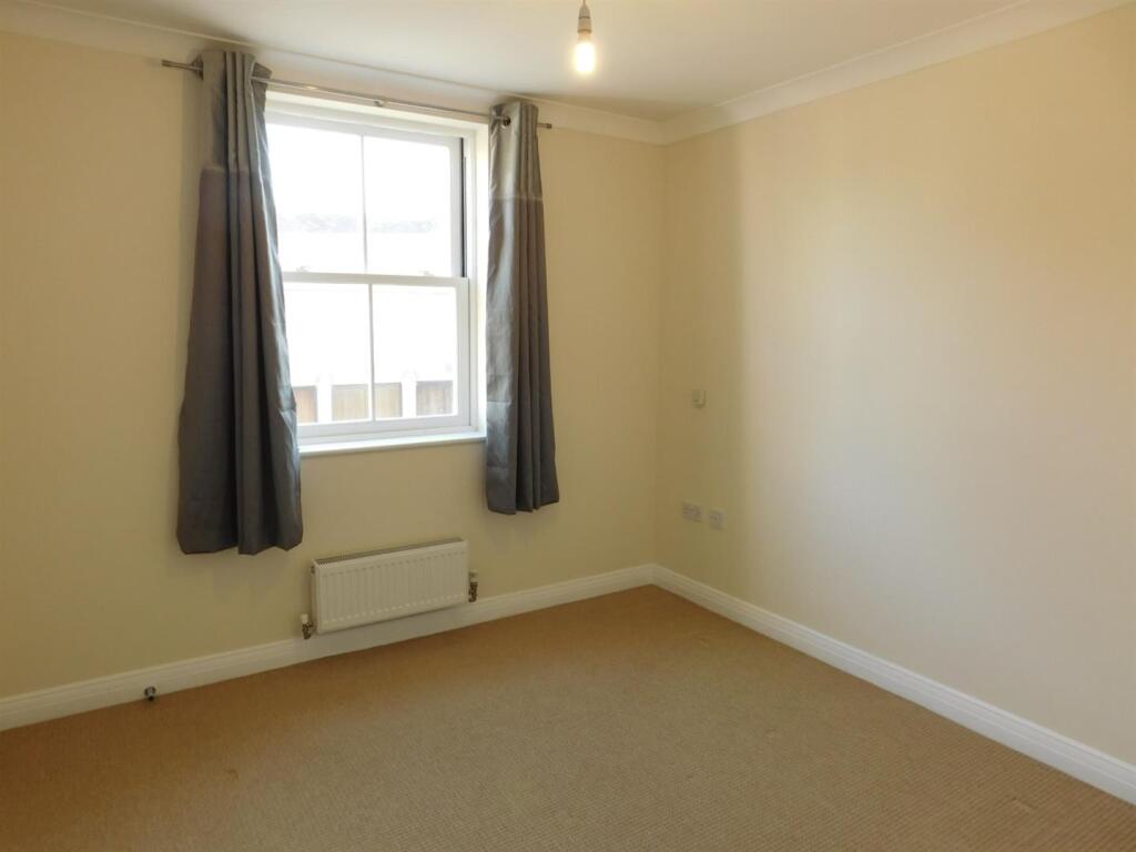 House in Hitchin, Central Bedfordshire - More