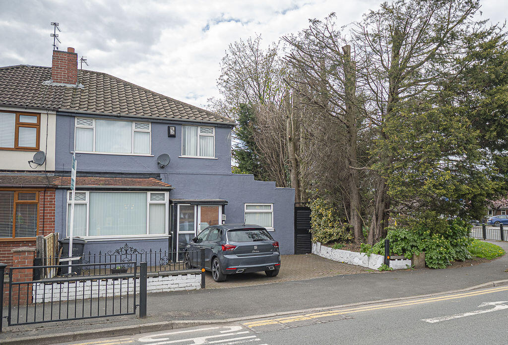 Main image of property: Oldham Road, Shaw