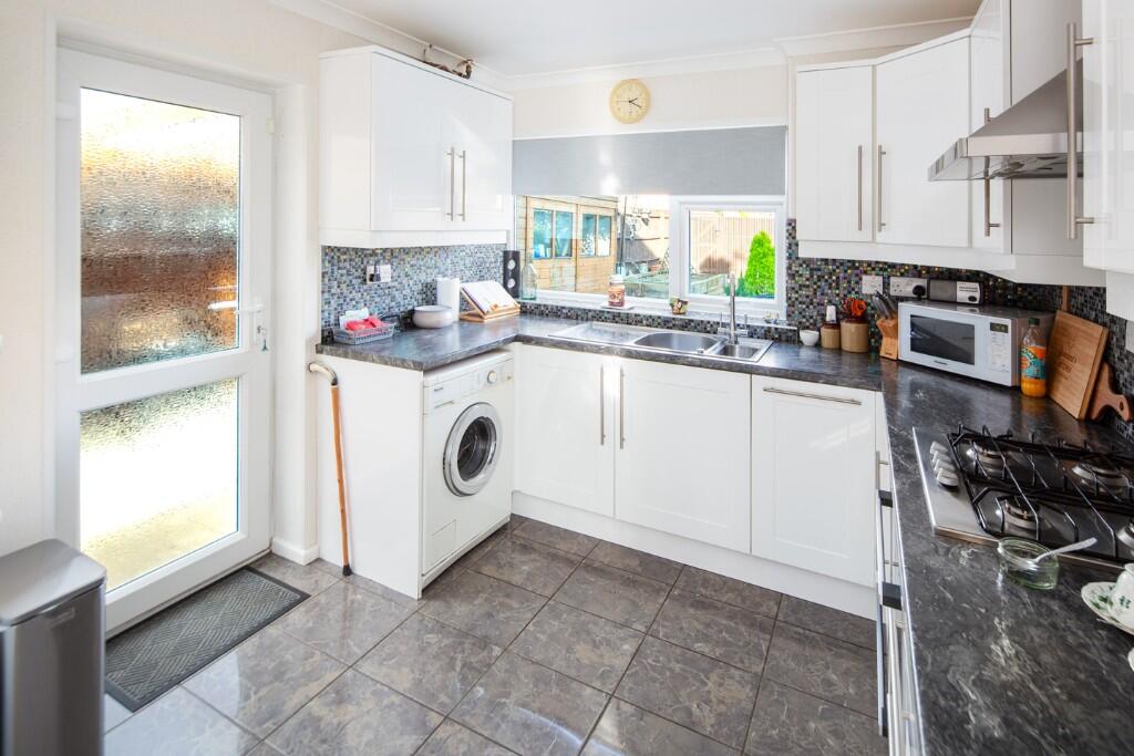 3-bed semi-detached on Longfields, Bicester, Oxfordshire, OX26, £400,000
