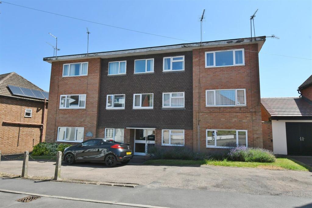 1-bed flat on High Street, Cubbington, £150,000