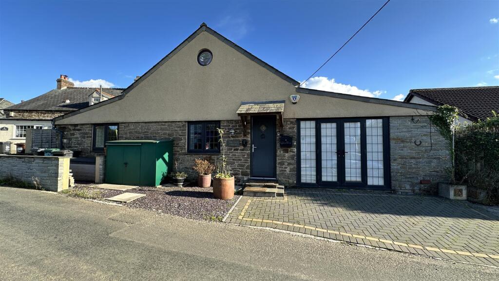 3-bed detached on Coads Green, Launceston, £275,000