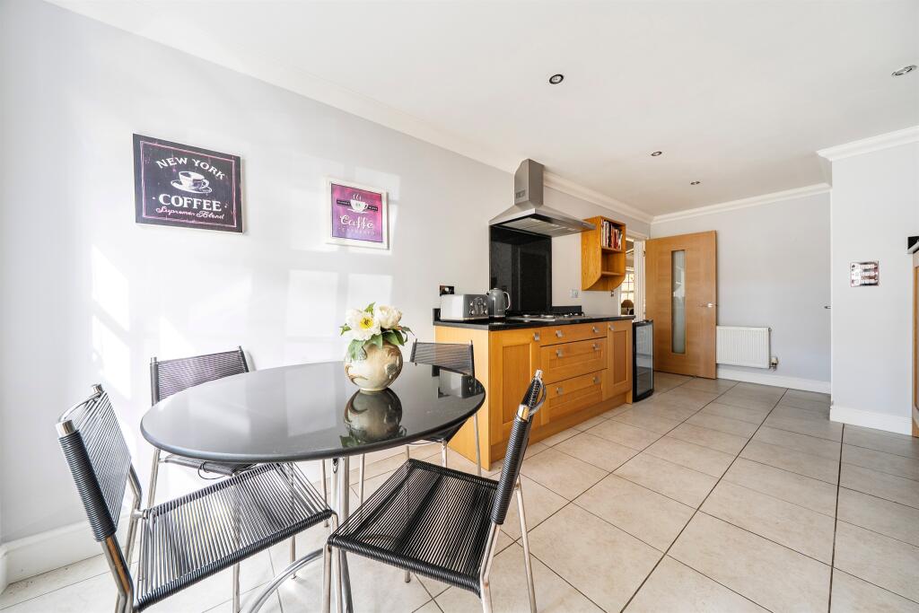Apartment in Slough, Windsor and Maidenhead - View 5