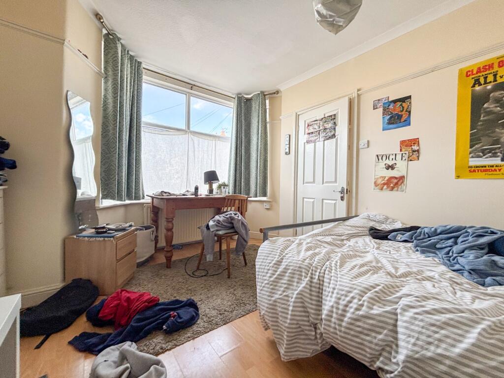 6 bedroom semi-detached house for rent