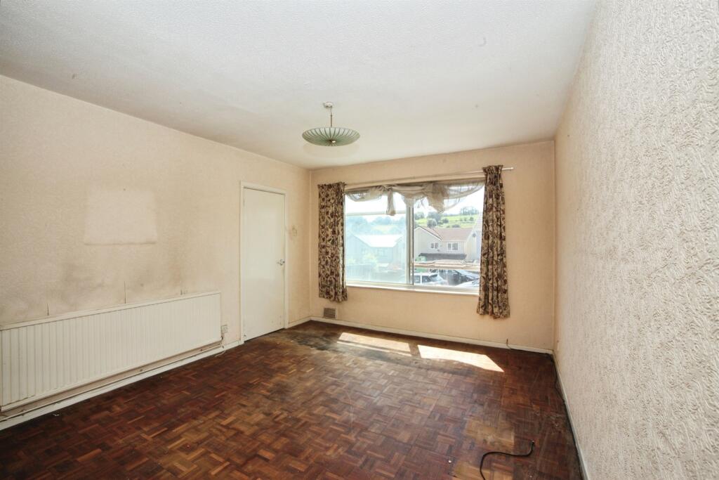House in Cardiff, Tonyrefail - View 4