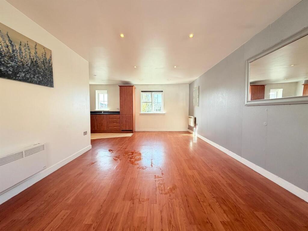 Apartment in Thurrock, Essex - More