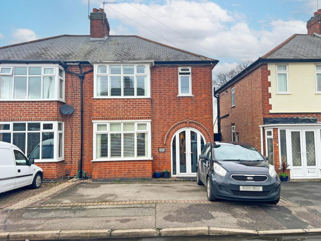 3-bed semi-detached on Newlands Avenue, Shepshed, Loughborough, Leicestershire, LE12 9DW, £260,000